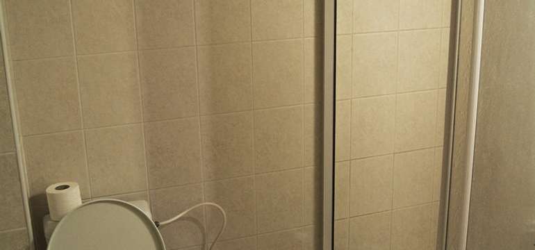 Všetky štandardné izby hotela Roháč*** majú vlastnú kúpeľňu (sprchovací kút) a WC