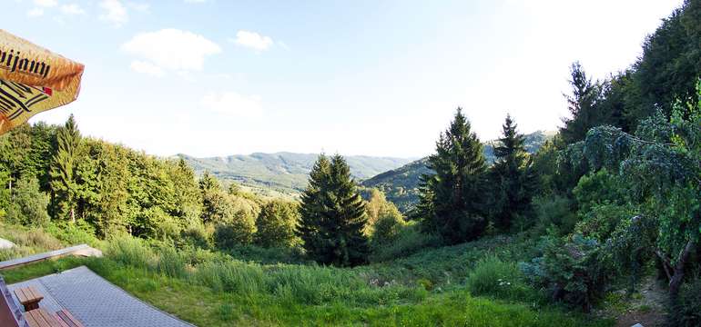 Chata je obklopena jen lesy a krásnou přírodou s nádhernými panoramaty.