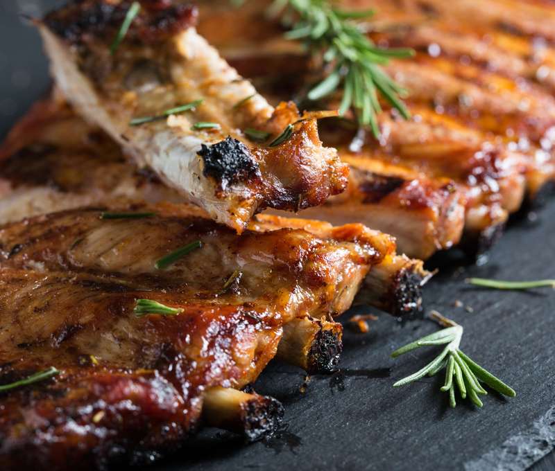 Grilované BBQ rebierka z bravčového mäsa 