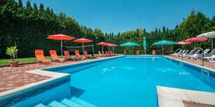 Neobmedzený vstup do vonkajšieho relaxačného bazéna s ležadlami a slnečníkmi