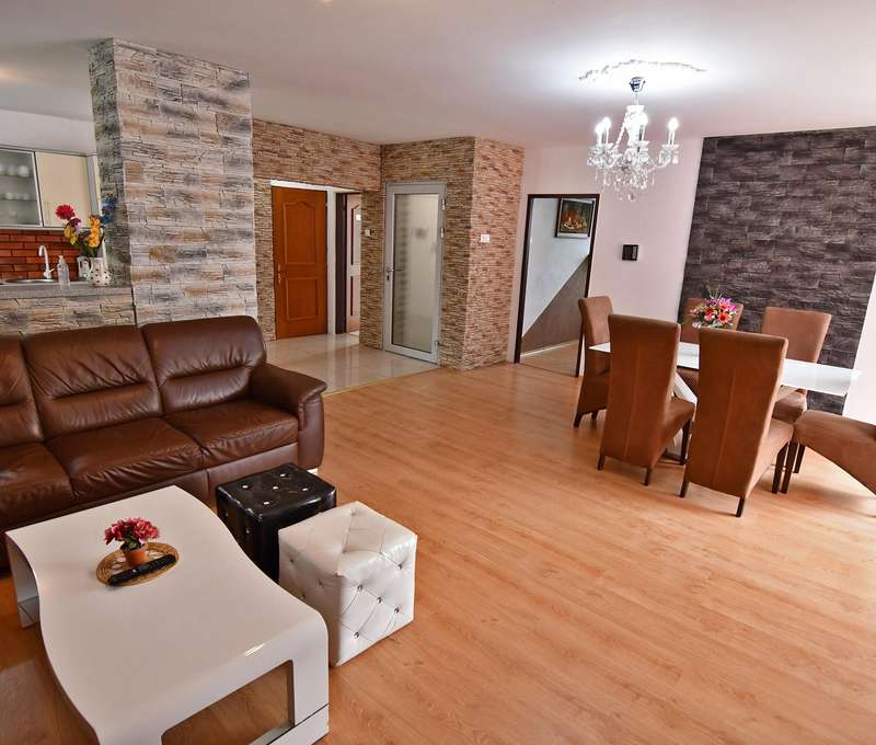 Ubytovanie vo veľkom hornom apartmáne s 3 spálňami (6+1)