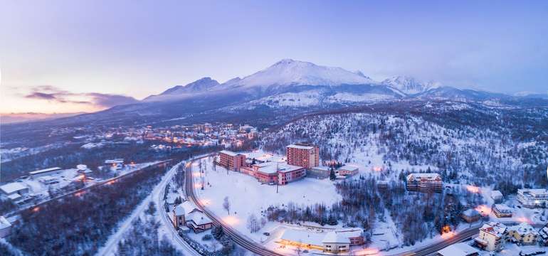 GRAND HOTEL BELLEVUE**** sa nachádza v centre Vysokých Tatier  v nadmorskej výške 1010 m