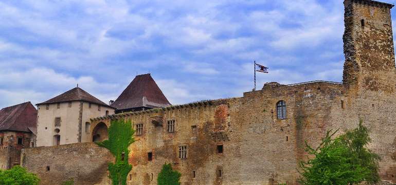 Určitě si udělejte výlet na mohutný hrad Lipnice nad Sázavou