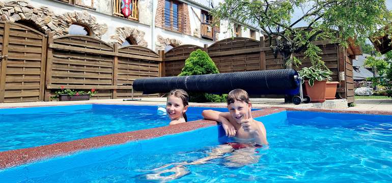 Za hezkého počasí si chvíle dokonalého odpočinku dopřejte u hotelového bazénu