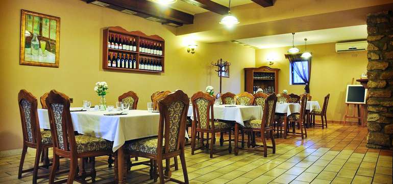 V restauraci se můžete těšit na bohaté snídaně a večeře o třech chodech
