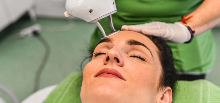 Frakčný resurfacing CO2 - účinné omladenie vašej pokožky v medicínskom centre Crystal Esthetic Clini
