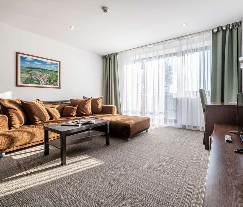 Účelne vybavený apartmán Deluxe (2 + 2 osoby) s vlastnou obývacou izbou