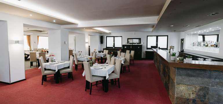 V areálu vás rádi pohostí na čtyřech místech: v restauraci, kavárně, sportovním pubu a horské chatě