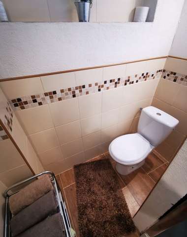 Kúpeľňa so sprchovacím kútom v priváte Anna