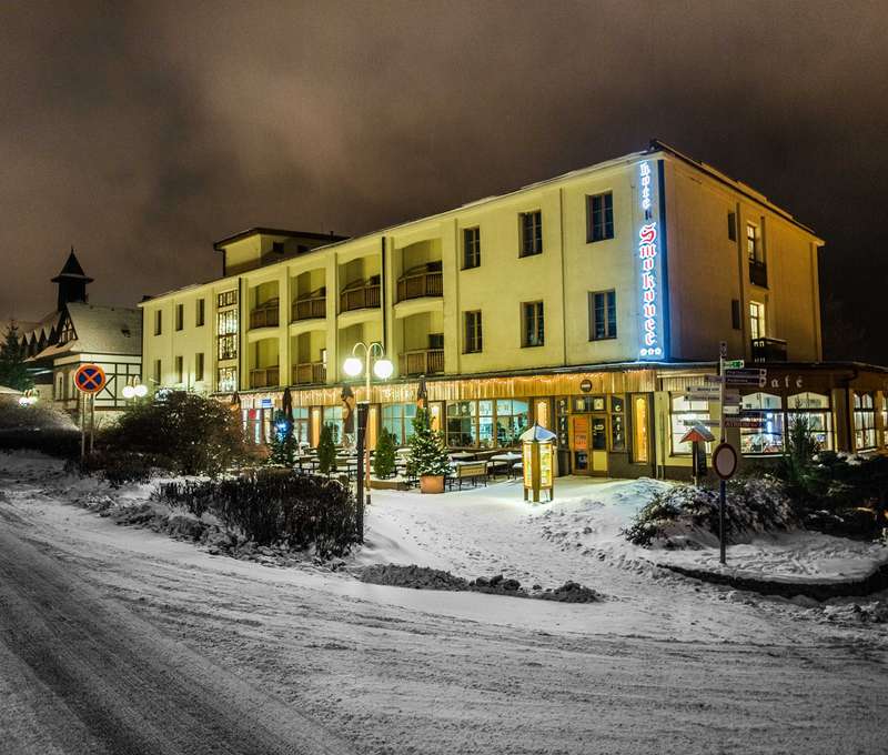 Hotel Smokovec*** leží v centre mesta, pri lanovke na Hrebienok a zastávke TEŽ