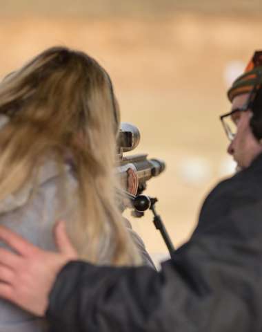 Na střelnici budete mít k ruce zkušeného instruktora a bezpečnostní školení