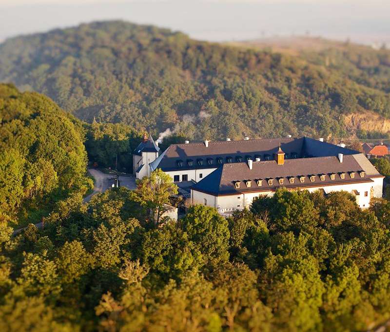 V srdci Slovenska, neďaleko mesta Zvolen, v obci s rovnomenným názvom leží zámocký hotel Vígľaš