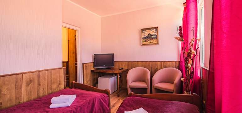 Standardní pokoje penzionu Benátky*** mají TV, minibar a Wi-Fi