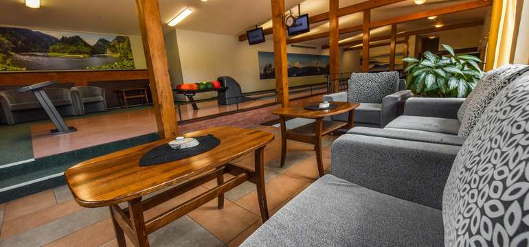 Popoludní a v noci je pre ubytovaných hostí aj širokú verejnosť otvorený bowling bar