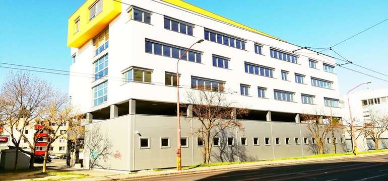   Rehabilitačná klinika ReFit clinic sa nachádza v Ružinove