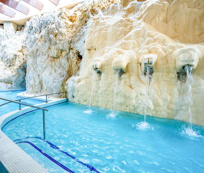 Hotel iba 5 minút od známych jaskynných kúpeľov