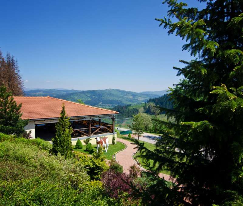 Hotel Husárik sa nachádza nad mestom Čadca v nadmorskej výške 740 m n. m.