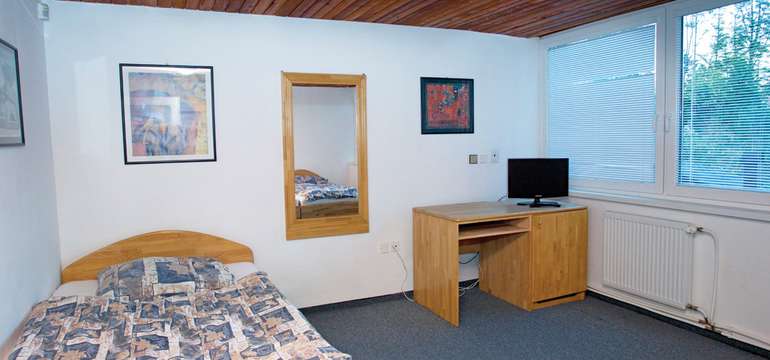 Všetky izby a apartmány sú vybavené vlastnou toaletou a sprchovacím kútom