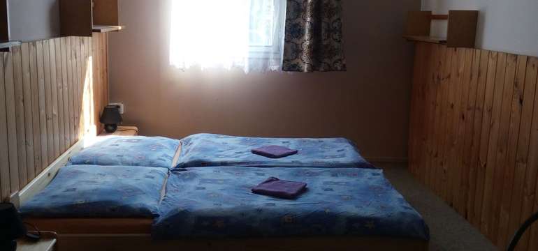 Pokoje jsou apartmánového typu se dvěma místnostmi po dvou postelích