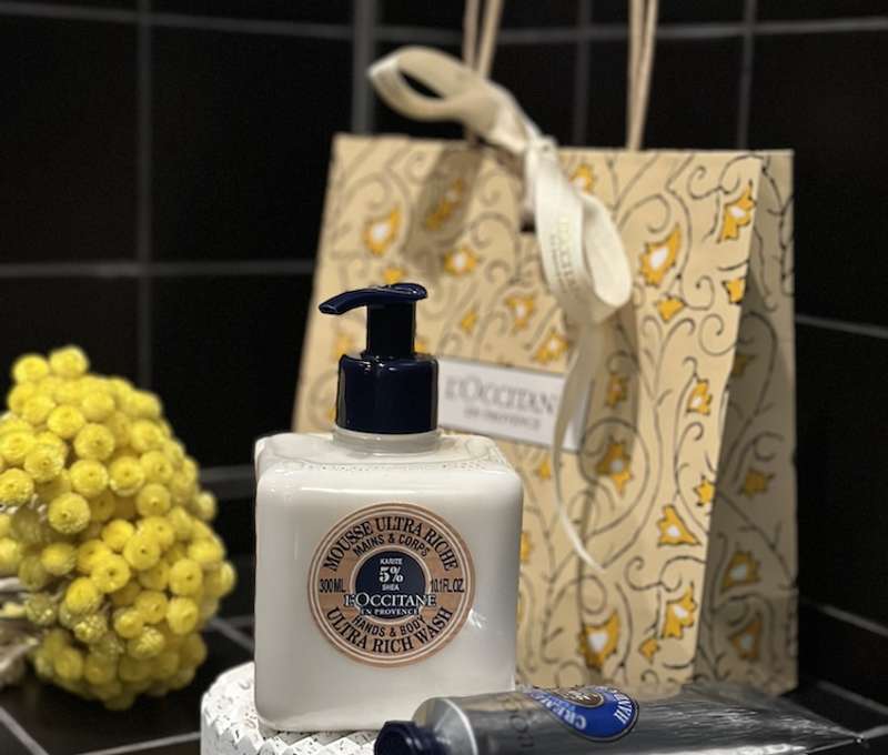 Sprchy vybavené kozmetikou značky L’Occitane a sušiče vlasov Dyson