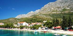 Drvenik pre dvoch s polpenziou len 200 m od mora