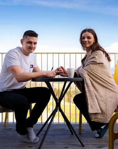 Pár pri stolíku na balkóne apartmánu nad Oravou