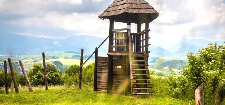 Tip na výlet: archoskanzen HAVRÁNOK je od hotela vzdialený 25 km