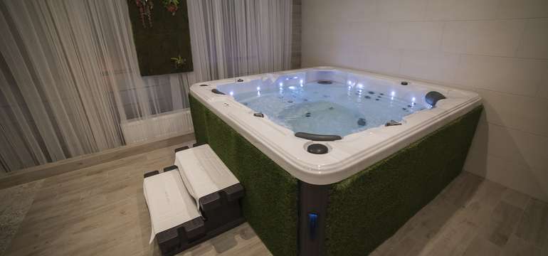 Relax zóna s jacuzzi, infra saunou a odpočivárňou s krbom
