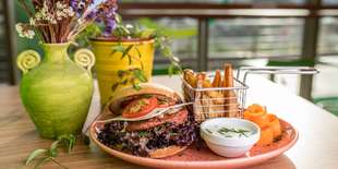 Vegánsky Beyond Burger s dipom a hranolky