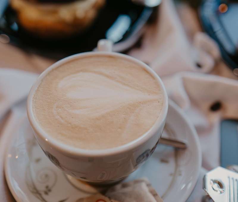 Kvalitná talianska káva s croissantom alebo koláčikom v Emporio Lounge Bar