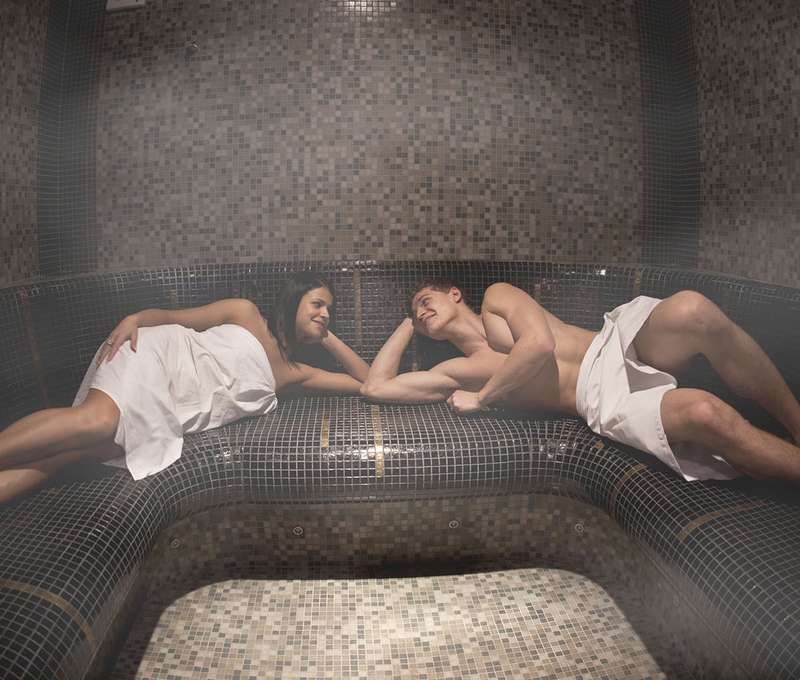 Parná sauna s vôňou eukalyptu pre 6 osôb má vysokú vlhkosť vzduchu a nižšiu teplotu