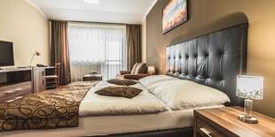 K štandardu všetkých izieb patrí sprchový kút, televízor, trezor, minibar a WiFi