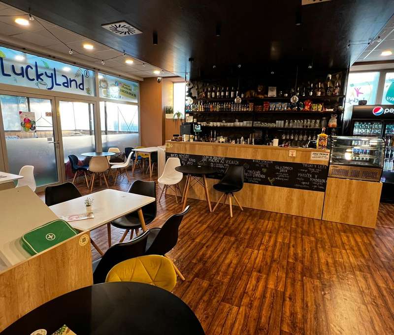 Kaviáreň, reštaurácia a vnútorné ihrisko v jednom priestore