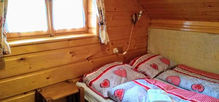 Chata na Antošáku má dve trojlôžkové izby (manželská posteľ a samostatné lôžko)