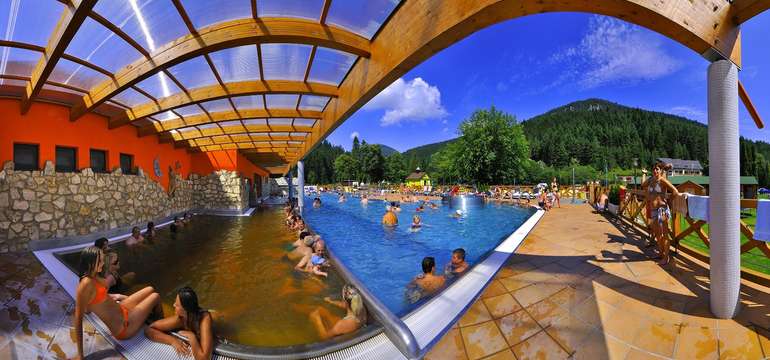 Vonkajší sedací bazén s liečivou minerálnou vodou s teplotou 36 - 38 ° C ponúka relax a uvoľnenie