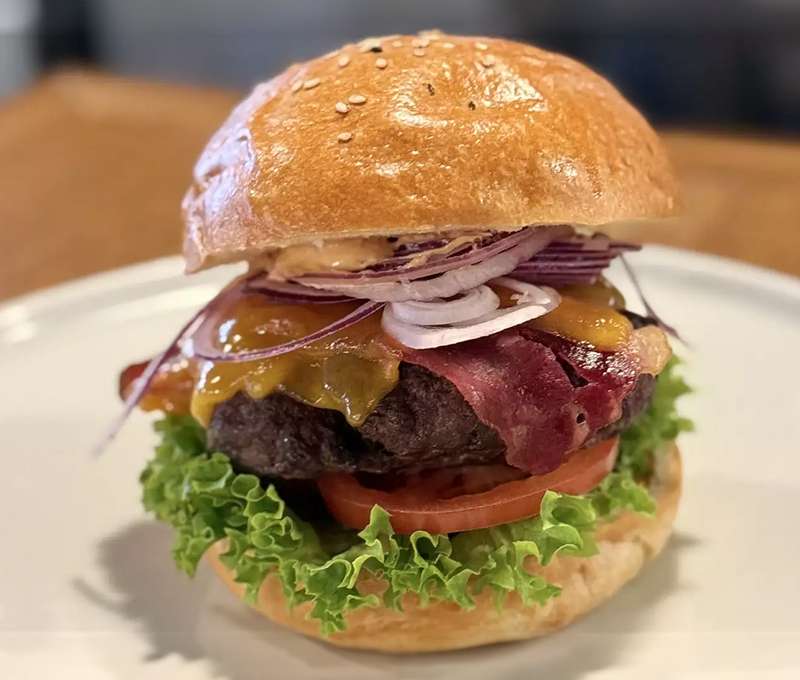 Hovädzí burger so slaninkou