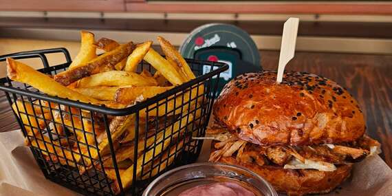 Poctivý hovädzí burger s poriadnou porciou príloh - hranolčeky, coleslaw šalát aj cibuľové krúžky/Bratislava - Ružinov