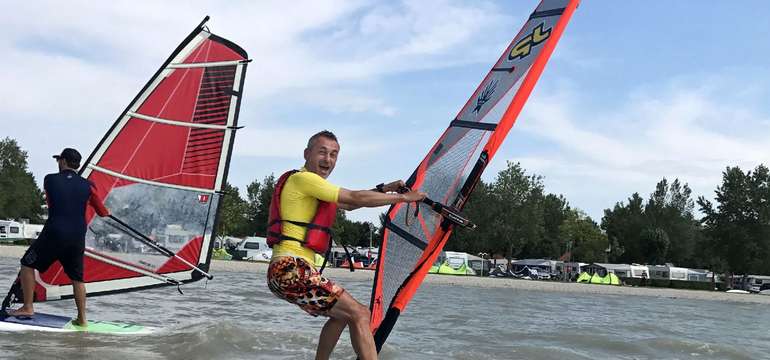 Kurzy windsurfingu sú vhodné pre začiatočníkov aj pokročilých (ilustračné foto)