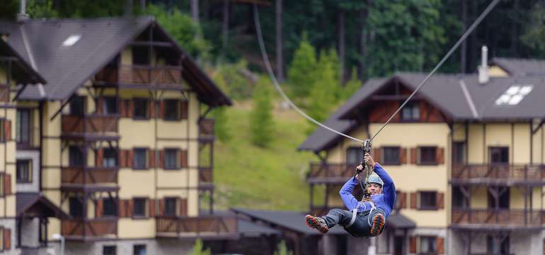 Tarzánia Hrabovo  - Zipline je 300 m dlhá lanovka ponad jazero z ktorej si užijete výhľady