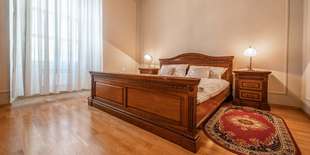 Izba s manželskou posteľou a s výhľadom do parku