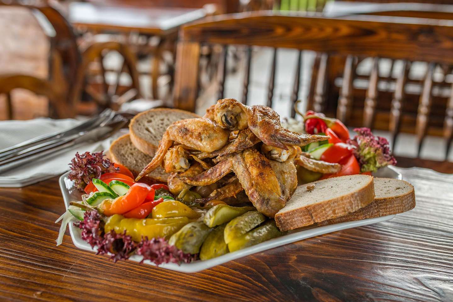 Kilo grilovaných rebierok alebo krídeliek pri Draždiaku