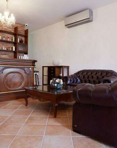 Salón pod hradom   sa nachádza priamo v historickom centre mesta