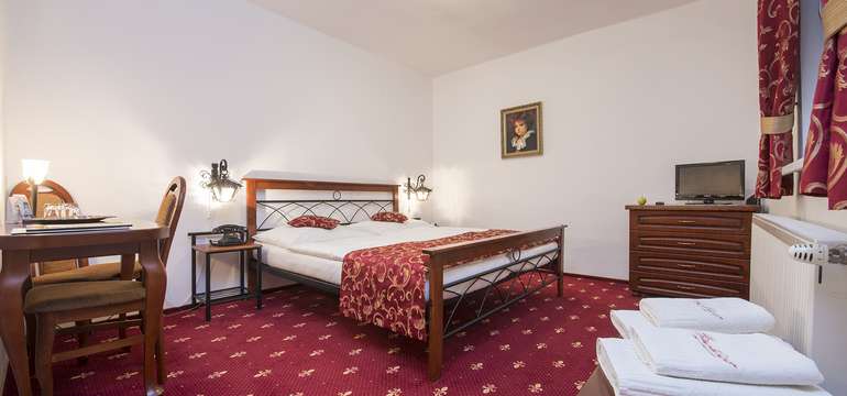 Hotel ponúka ubytovanie v 14 dvojposteľových izbách s manželskou posteľou