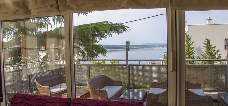 Z reštaurácie hotela Villa Aurora*** je krásny výhľad na záliv