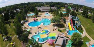 Termálny vodný svet Várkertfürdő v maďarskom meste Pápa