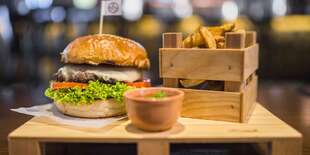 American COOL burger v domácej žemli so steakovými hranolkami a omáčkou podľa vlastného výberu