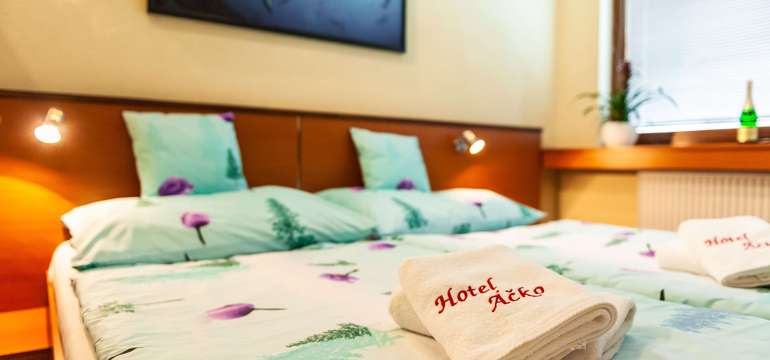 Apartmány hotela Áčko*** sú zložené zo spálne (s manželskou posteľou) a obývačky
