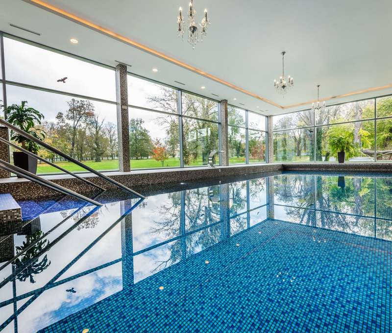 Z wellness centra v kaštieli Château Appony**** je výhľad na park