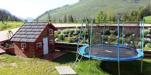 Deti sa pohrajú v domčeku, na trampolíne alebo hojdačkách