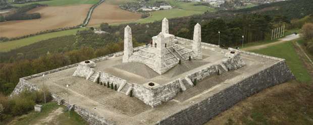 Mohyla M. R. Štefánika Brezova nad Bradlom Kosariska